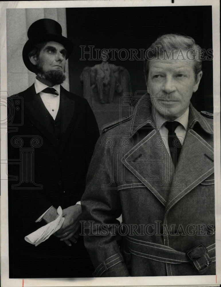 1971 Press Photo Richard Basehart Actor - RRW26733 - Historic Images