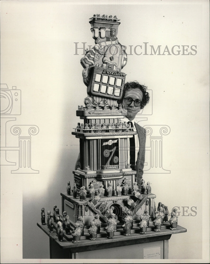 1984 Press Photo Artist Bill Amundson Sculpture Display - RRW26869 - Historic Images