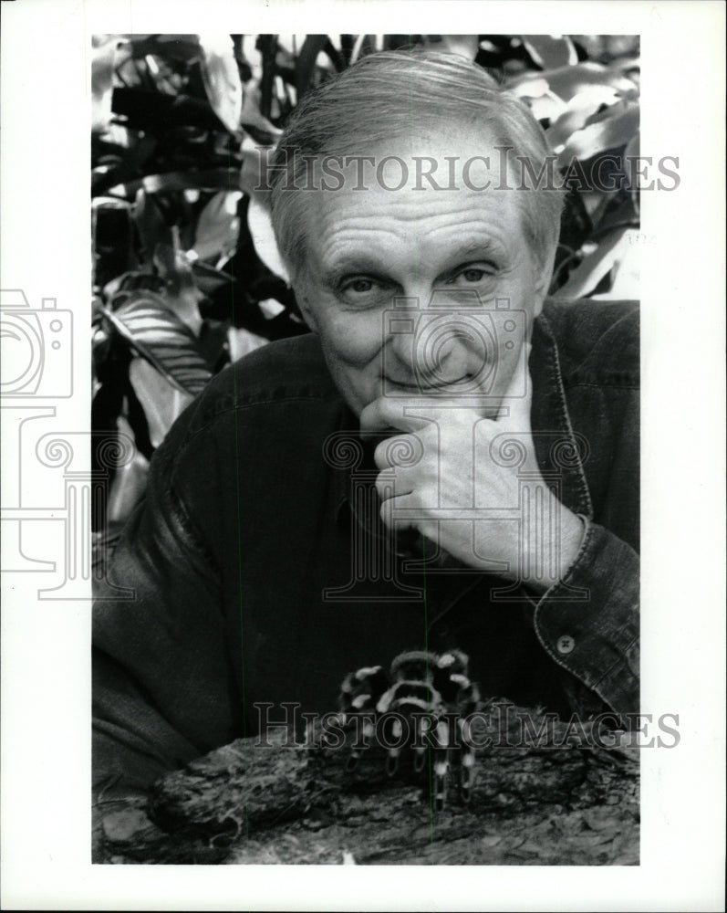 1999 Press Photo Actor Alan Alda Hosts PBS &quot;Spiders!&quot; - RRW26965 - Historic Images