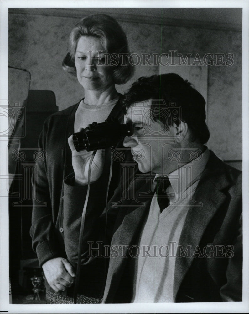 1987 Press Photo Alan Bates Ellen Burstyn Pack Of Lies - RRW27009 - Historic Images