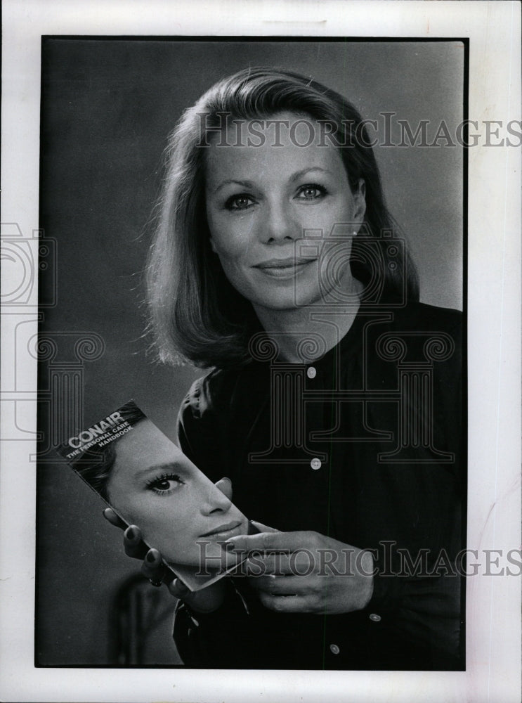 1977 Press Photo Beauty Consultant Sandra Bondy - RRW27263 - Historic Images
