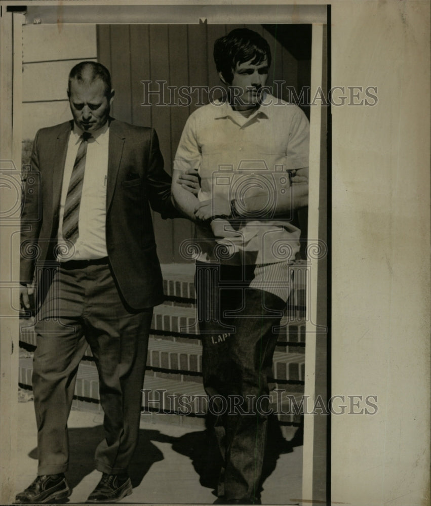 1970 Press Photo Stanley Bond Escorted To Jail - RRW27271 - Historic Images