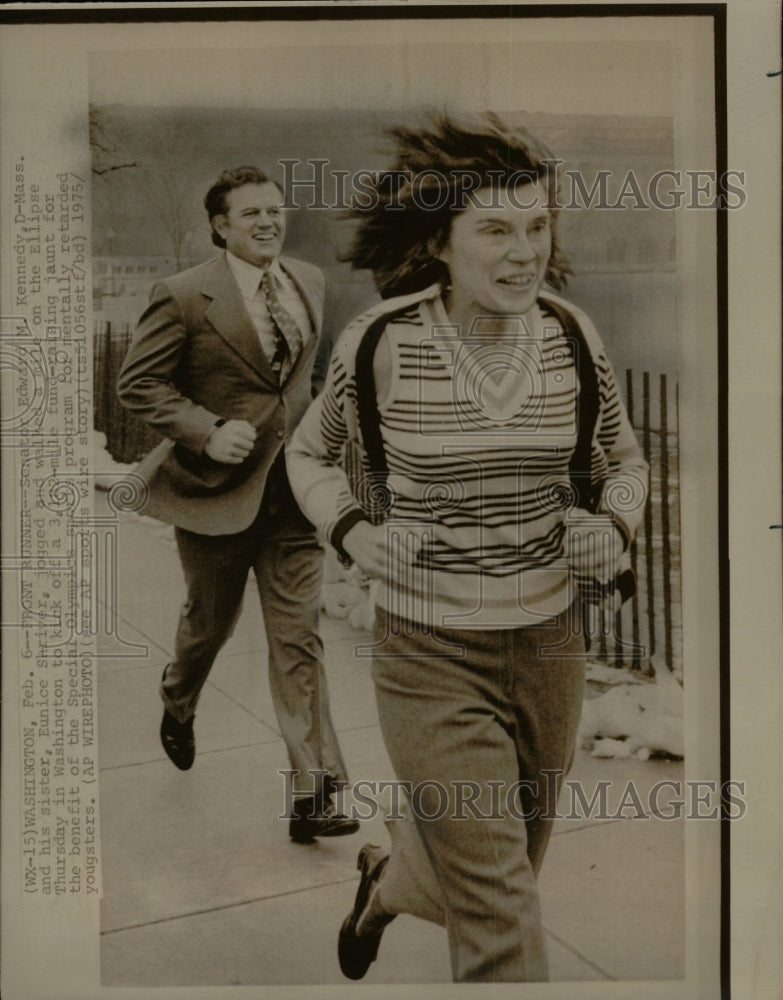 1975 Press Photo Senator Edward Kennedy And Family - RRW27405 - Historic Images