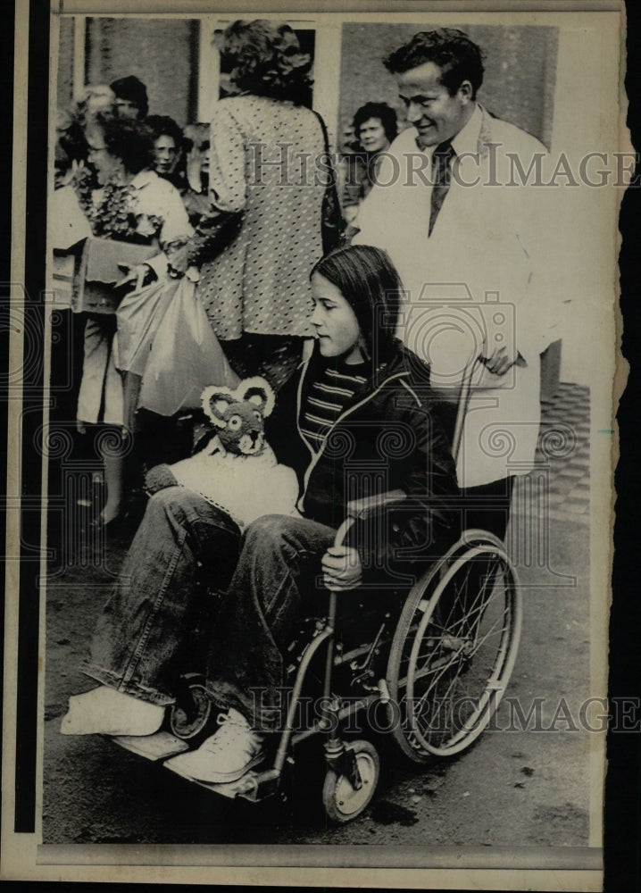 1974 Press Photo Kara Kennedy Leaves Hospital - RRW27453 - Historic Images