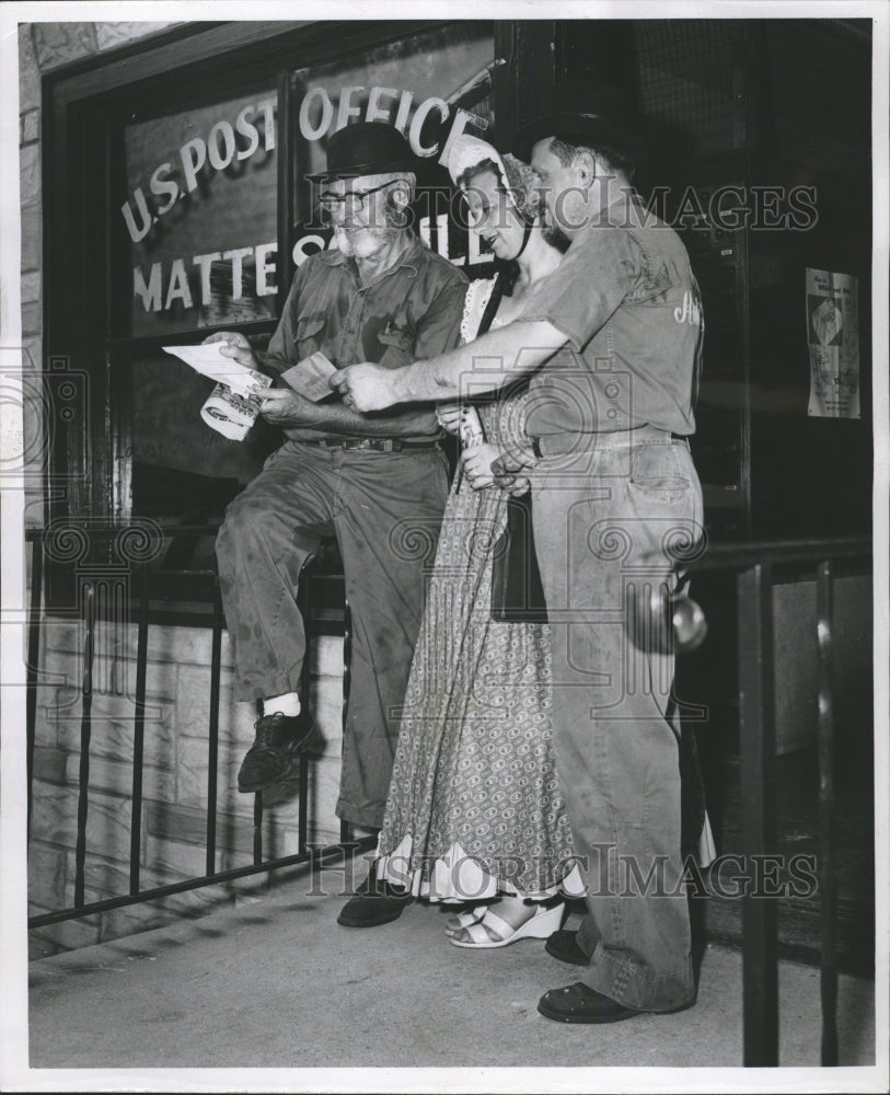 Press Photo Post Office Arthur Mahler, Mrs Harold Campe - RRW27793 - Historic Images