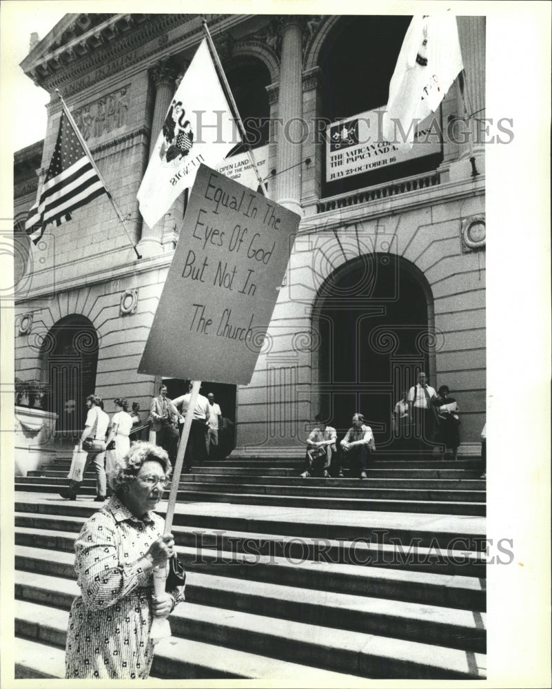 1983 Press Photo Cathlic Women Protest - RRW27795 - Historic Images