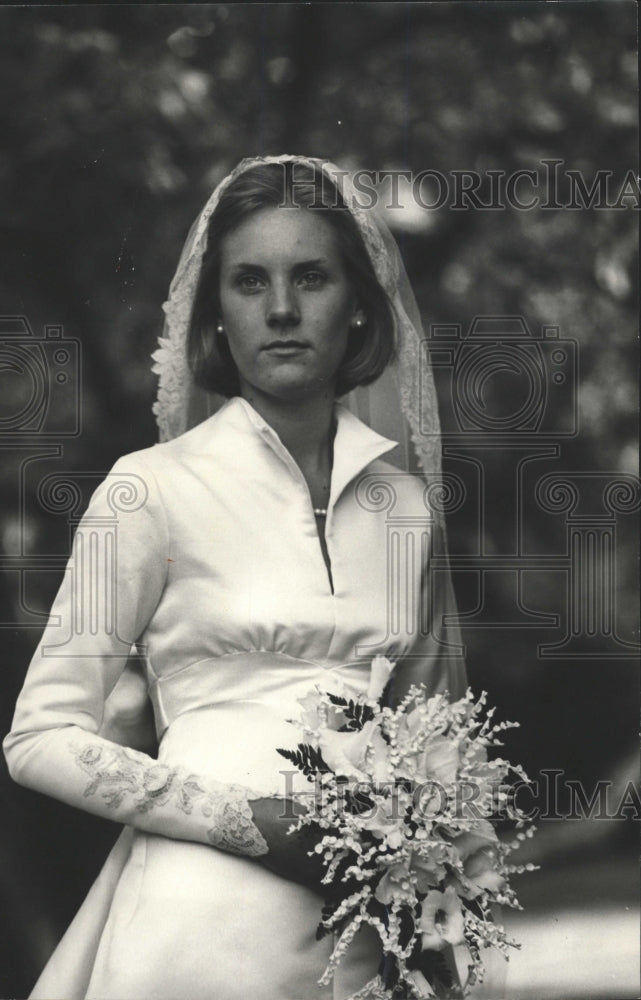 1976 Press Photo Bridal Picture Mrs. Richard Woolworth - RRW27969 - Historic Images