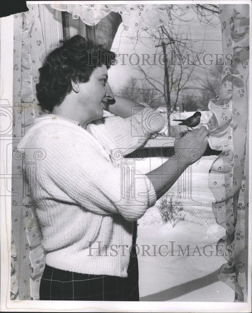 1959 Press Photo Mrs Kay Petts Wood Carving - RRW28061 - Historic Images