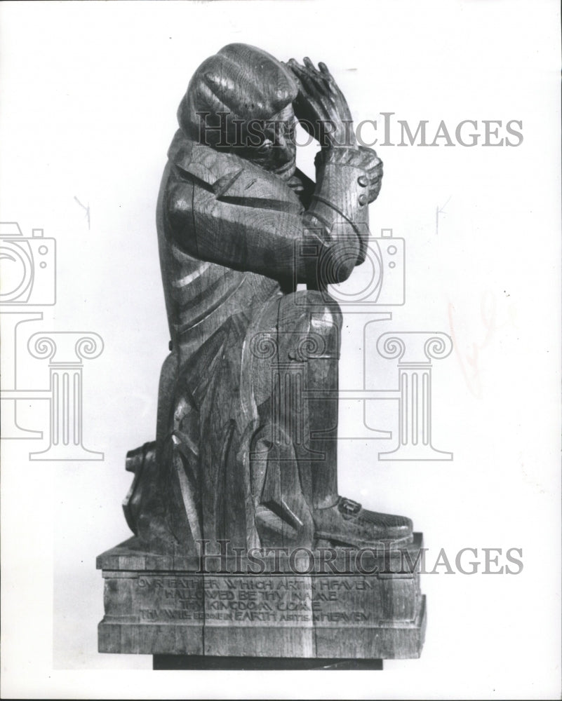 1966 Press Photo Wood Carving Man Lord&#39;s Prayer Kneel - RRW28063 - Historic Images