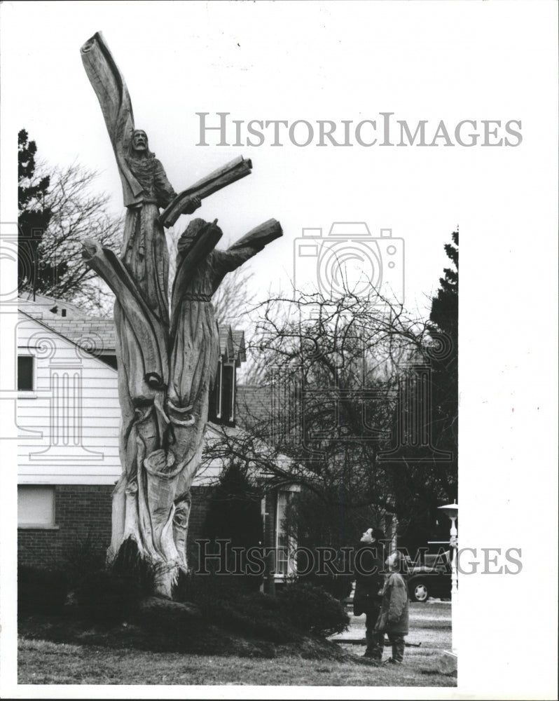 1992 Press Photo Barnabus &amp; Paul Tree Wood Art Carving - RRW28079 - Historic Images