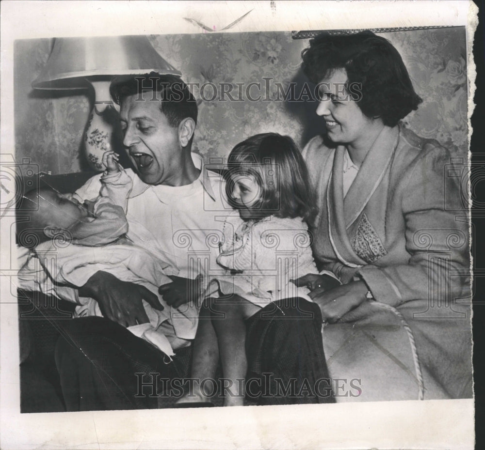 1952 Press Photo Ransomed Flier Capt Swift Jr &amp; Family - RRW28081 - Historic Images