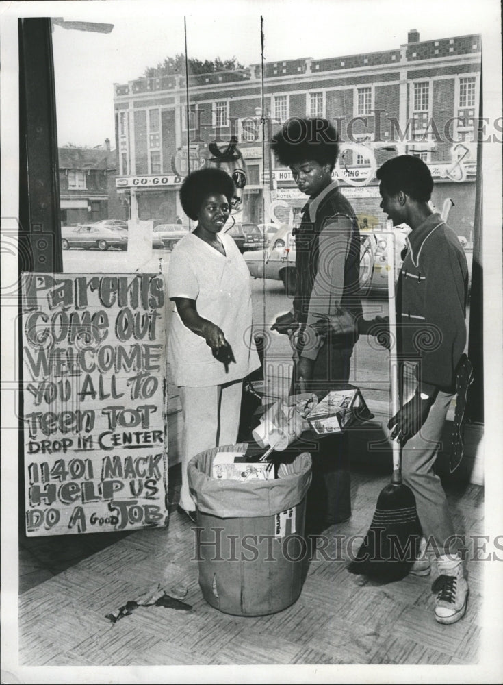 1972 Press Photo Teens Tots Innercity Day Care Center - RRW28247 - Historic Images