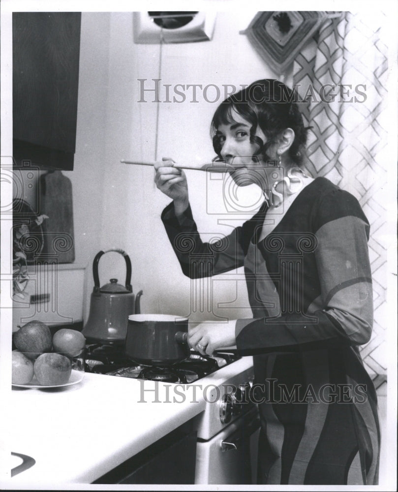 1970 Press Photo Ann Arbor Cook Steinfield Testing Food - RRW28375 - Historic Images