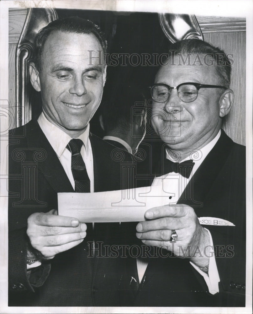 1962 Press Photo WSU Liberal Arts Dean Receives Check - RRW28413 - Historic Images