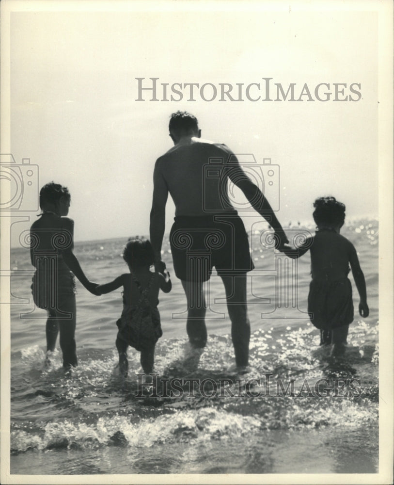 1950 Press Photo Family Bathing Along Lake Huron - RRW28481 - Historic Images