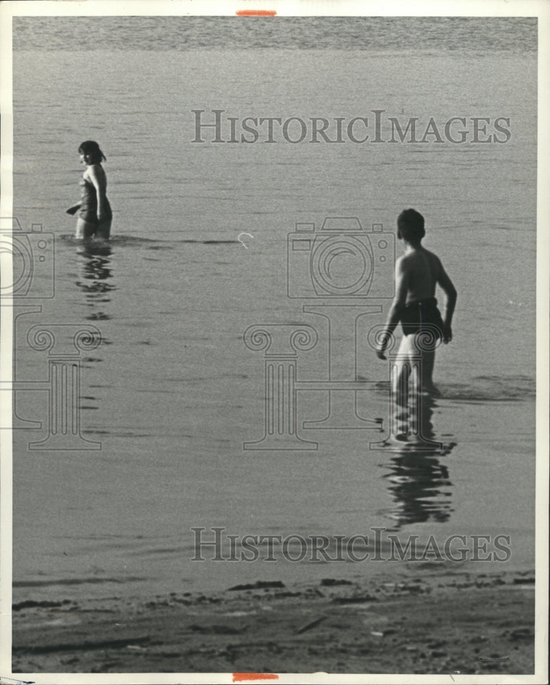 1959 Press Photo Children Bathing Outdoors - RRW28487 - Historic Images