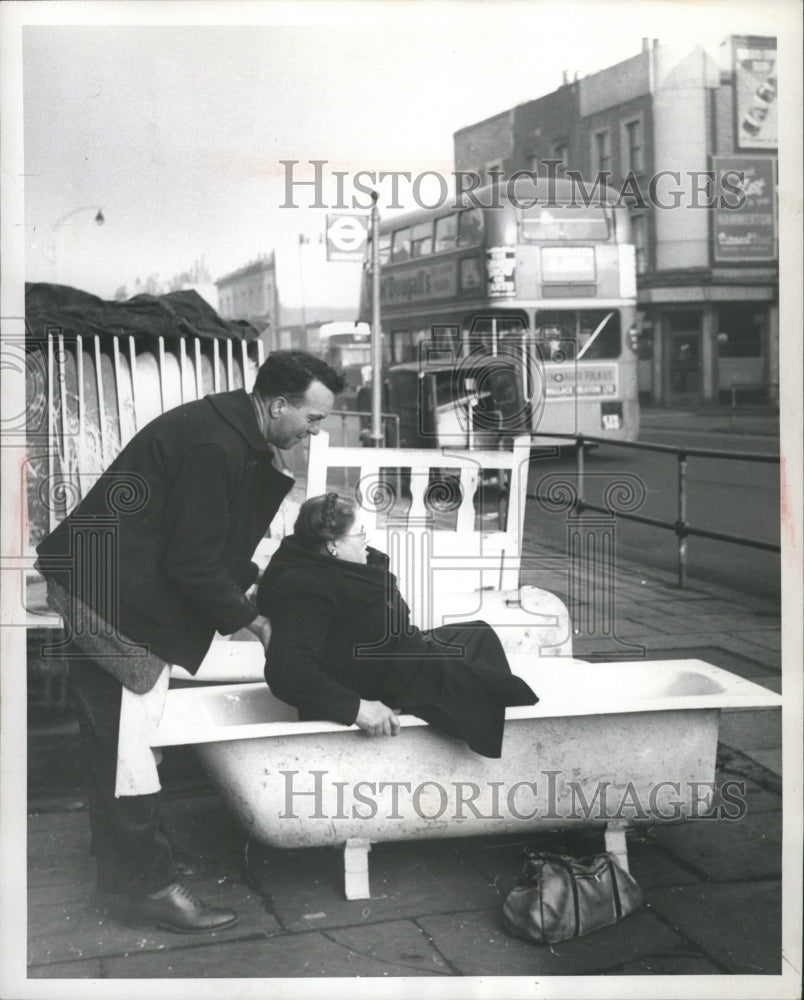 1952 Press Photo London Couple Check Out Bathtub - RRW28497 - Historic Images