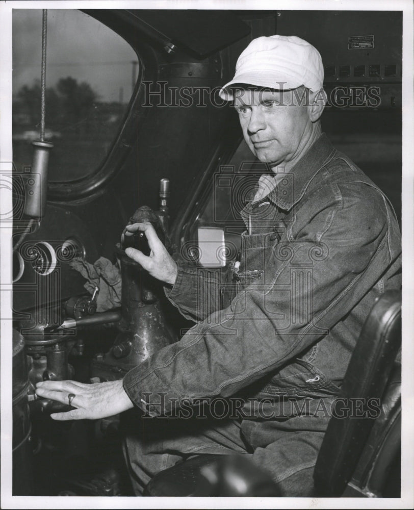 1954 Press Photo NY Central Engineer Stephens Machine - RRW28569 - Historic Images