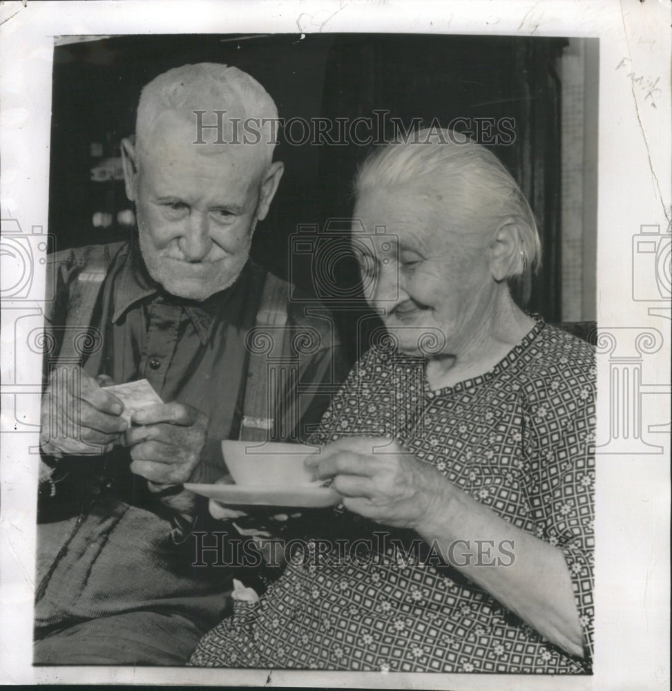 1951 Photo Mr And Mrs William Sterling Married For 70 y - RRW28693 - Historic Images