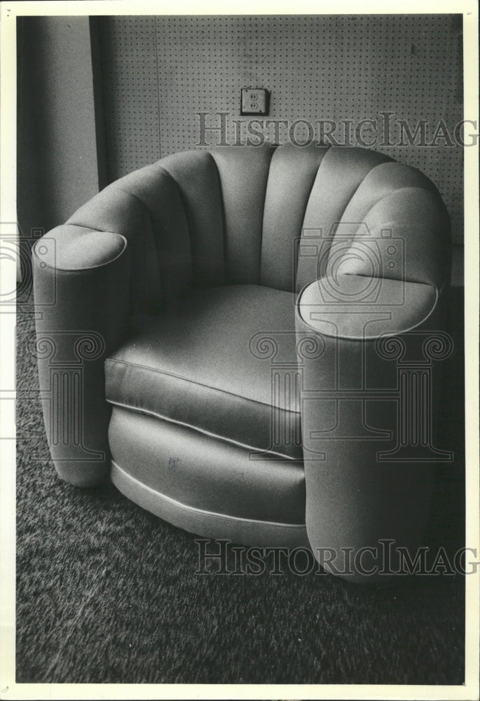 1981 Press Photo Overstuffed scalloped chair. - RRW28791 - Historic Images