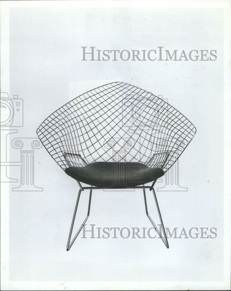 1984 Press Photo Henry Bertoia Wire Grid Chair 1954 - RRW28831 - Historic Images