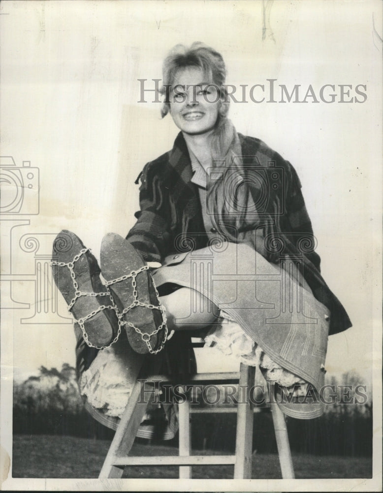 1959 Press Photo Non-Skid Shoe Chains - RRW28865 - Historic Images