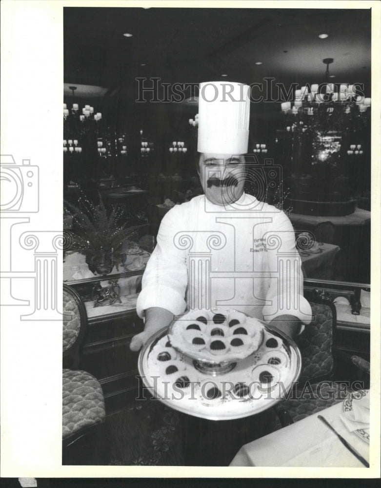 1984 Press Photo Fernand Gutierrez Executive chef food - RRW28867 - Historic Images
