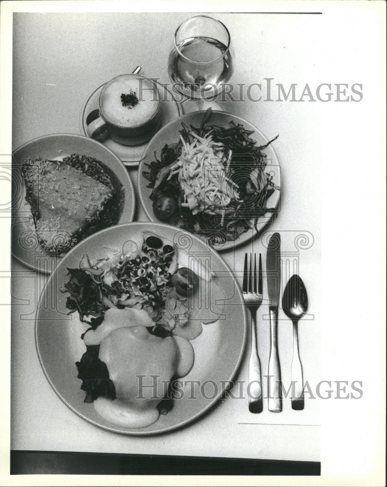 1985 Press Photo Metropolis Cafe Meal White On White - RRW28871 - Historic Images