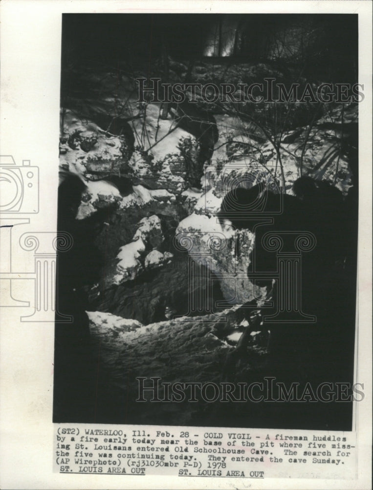 1978 Press Photo Fireman Looking Missing Persons Cave - RRW28935 - Historic Images