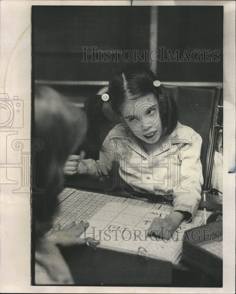 1976 Press Photo Caron Harris Kathy Robarge Symbol - RRW28987 - Historic Images