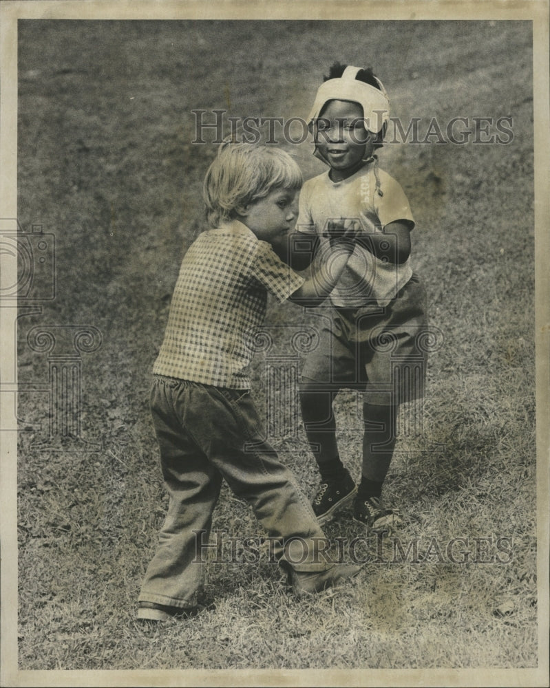 1975 Press Photo Vincent Johnson Nathan Krath game play - RRW28989 - Historic Images