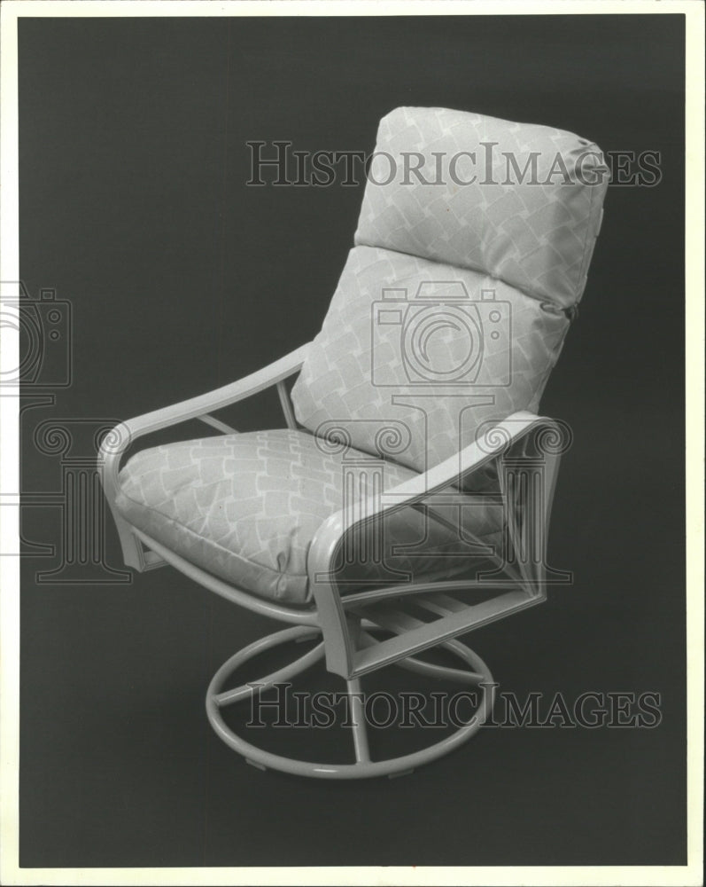 1989 Press Photo Traditional thick cushions chair - RRW29019 - Historic Images
