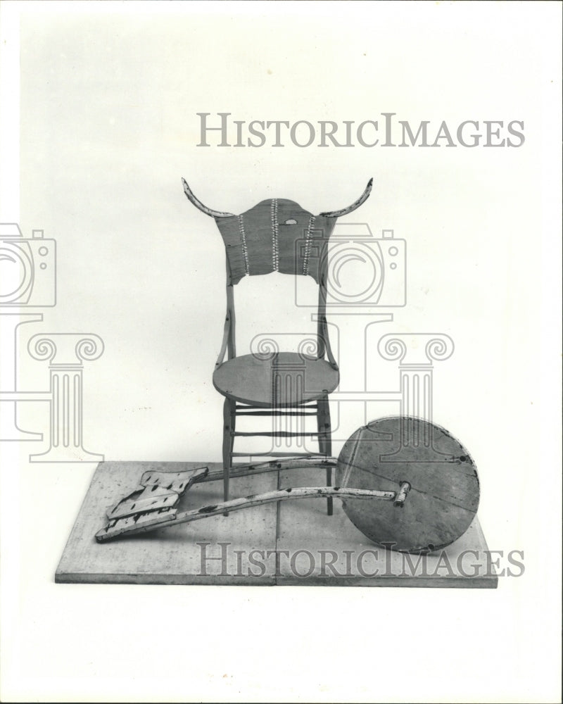 1981 Press Photo Wharton Scribes painted wood chair MCA - RRW29029 - Historic Images