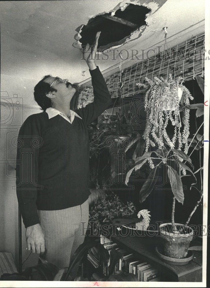 1977 Press Photo Nick Farina Damaged Ceiling Hole - RRW29163 - Historic Images