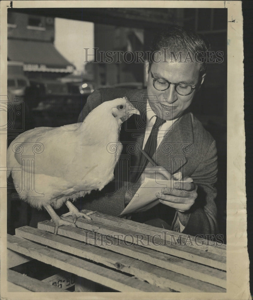 1947 Press Photo Louis Starr Interviews Hen Eggless Thu - RRW29279 - Historic Images