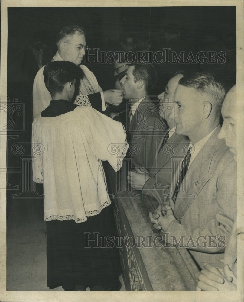 1951 Press Photo Pastor giving communion to railroad me - RRW29341 - Historic Images