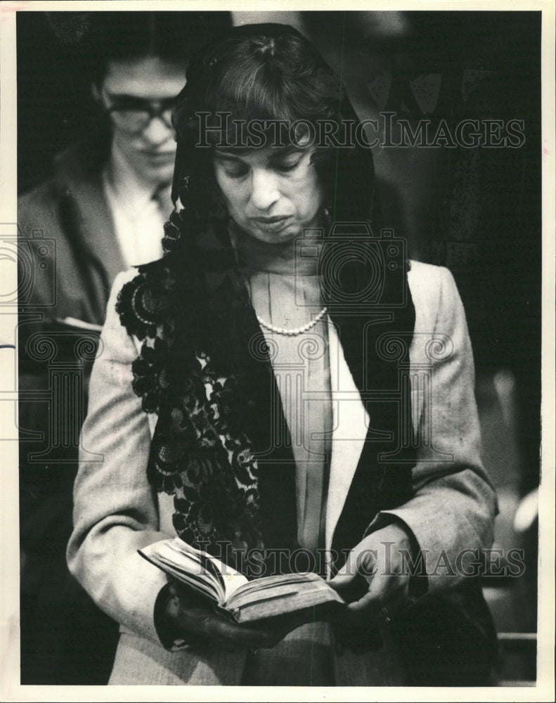 1984 Press Photo Mrs Joseph Maure Latin Service Mass - RRW29347 - Historic Images