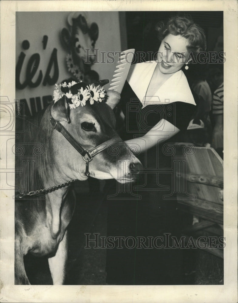 1950 Press Photo Queen combs Beulah at exhibit - RRW29369 - Historic Images