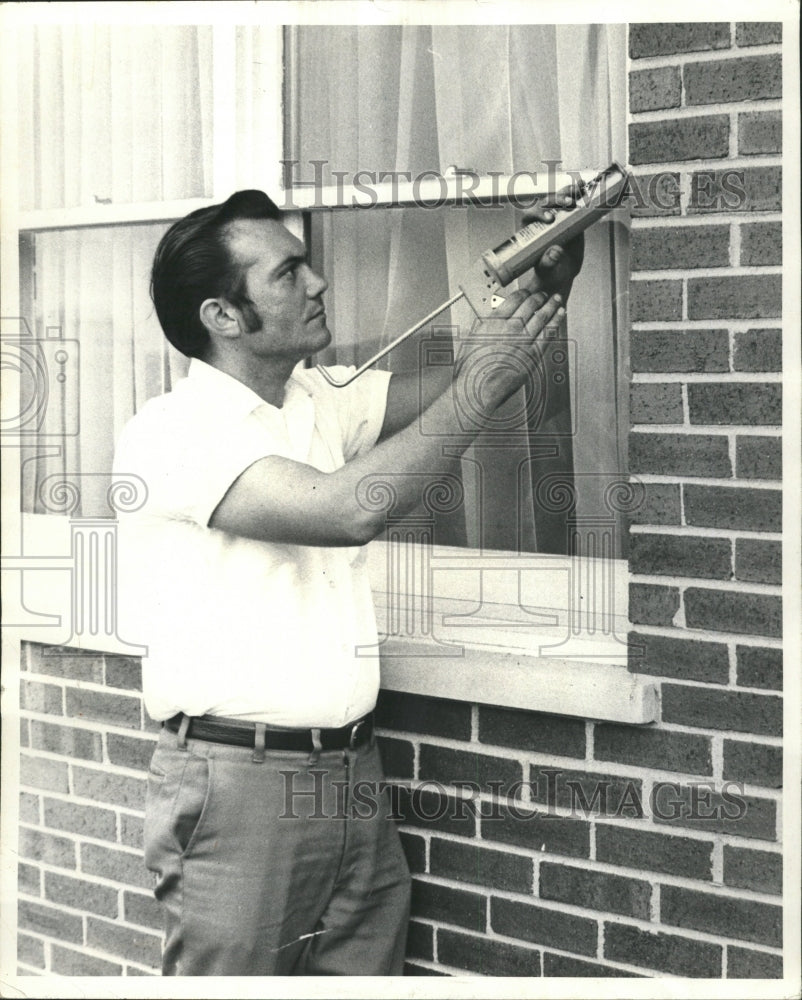 1972 Press Photo Winterizing The Home - RRW29373 - Historic Images