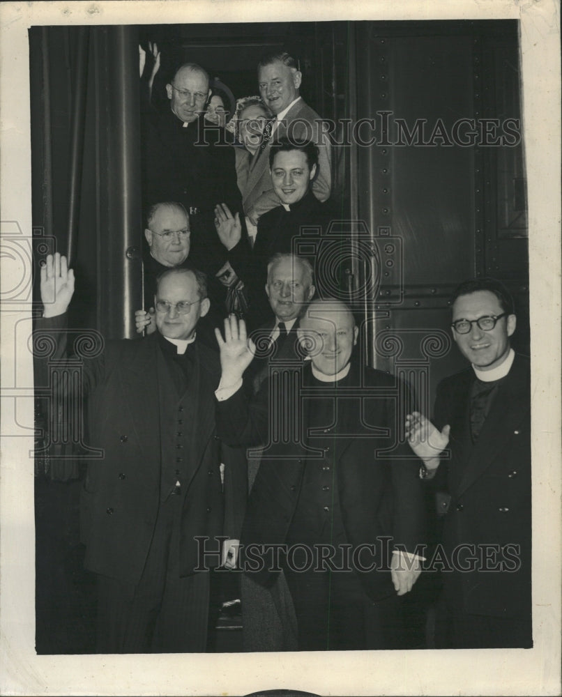 1950 Press Photo Pilgrims arrive to New York from Milwa - RRW29381 - Historic Images