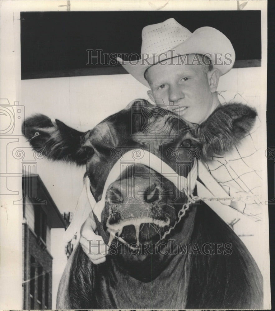 1958 Press Photo Cattle Fairwell Hug Dale Darlage India - RRW29415 - Historic Images