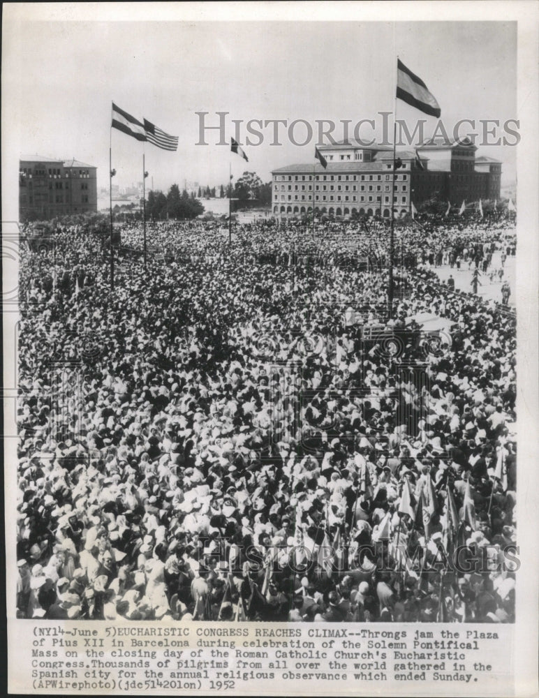 1952 Press Photo Pius XII Barcelona Solemn Pontifical - RRW29431 - Historic Images