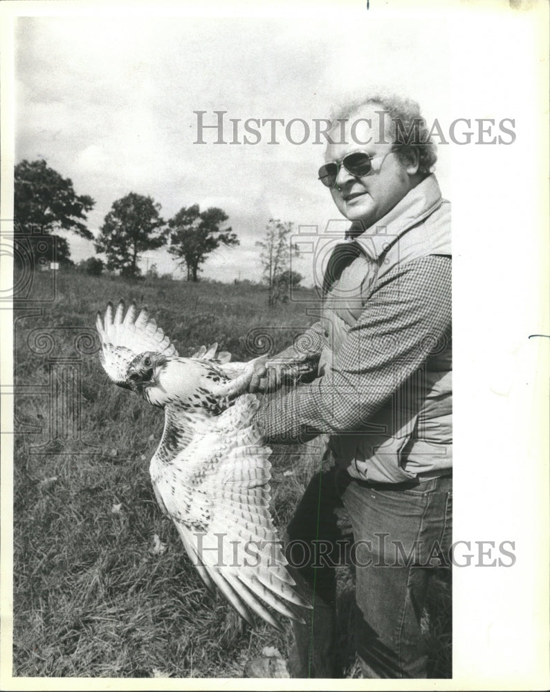 1983 Press Photo Naturalist Steve Swanson And Hawk - RRW29511 - Historic Images