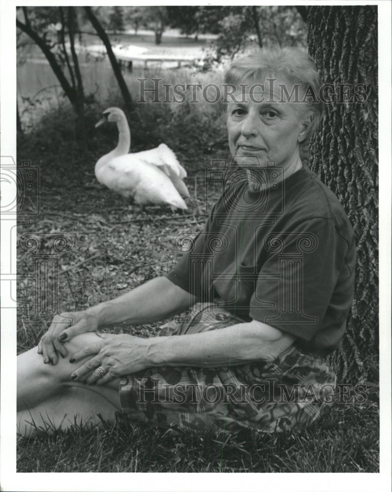 1994 Press Photo Diana Brough sits swan baby dead shot - RRW29519 - Historic Images