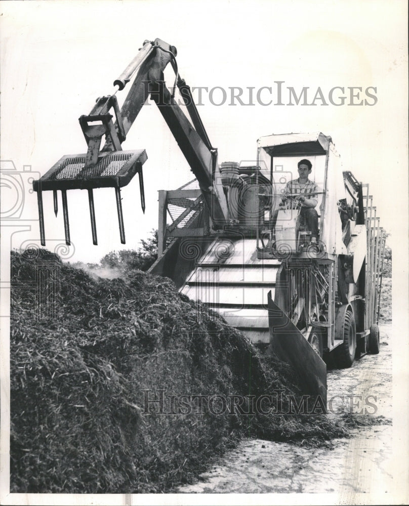 1961 Press Photo Mushrooms composting machine humus - RRW29539 - Historic Images