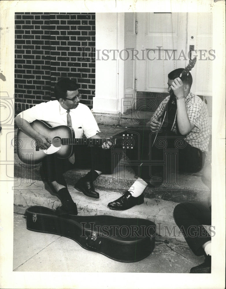 1963 Press Photo Folk Music Guitar Edison park Home - RRW29543 - Historic Images