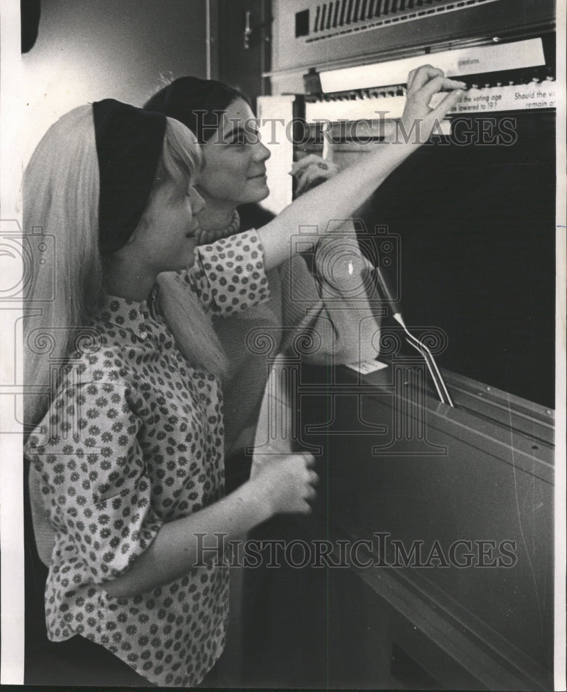 1967 Press Photo Public Opinion Center Casting ballots - RRW29585 - Historic Images