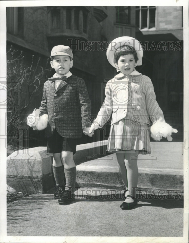 1961 Press Photo Children Carrying Easter Bunnies - RRW29597 - Historic Images