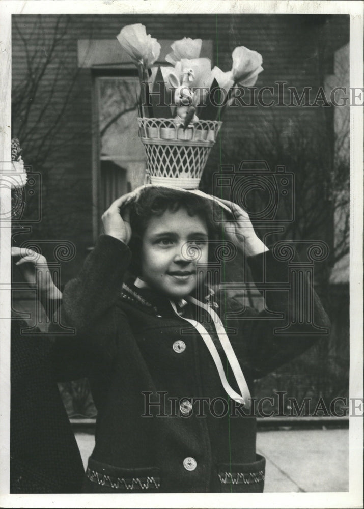 1961 Press Photo Sue Mary Eater Parade Fan Bonnet hat - RRW29611 - Historic Images