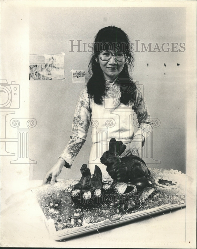 1981 Press Photo Eater Candy Vietnam lady Mars pan eggs - RRW29625 - Historic Images